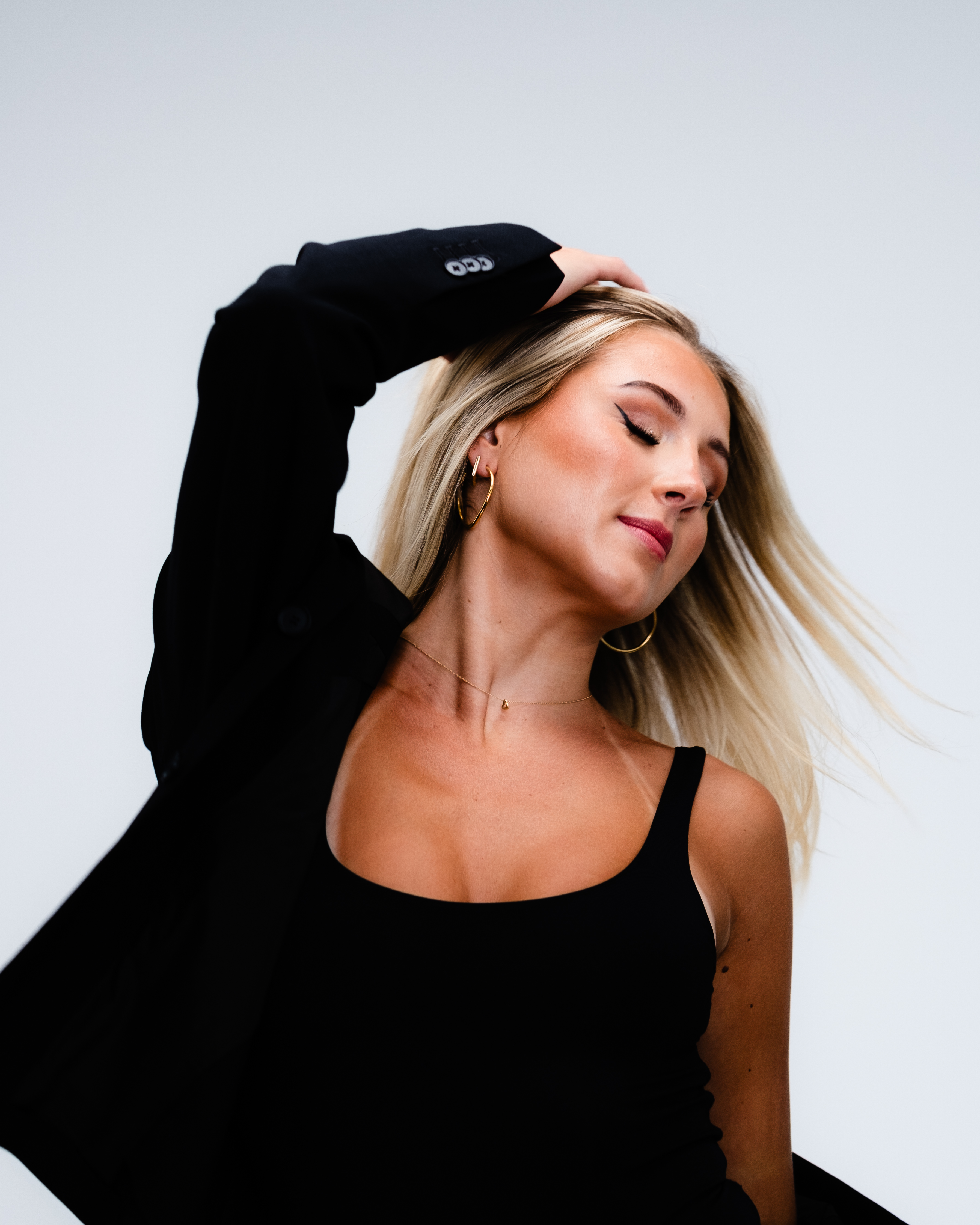 Model Isabella Duric tossing her hair, carefree vibes(2026)